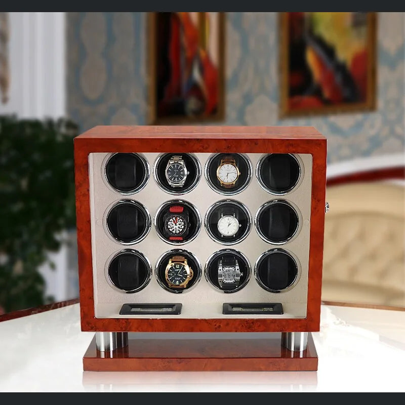 Un Remontoir Montre Mécanique 12 fentes de Boites Lefiguet avec plusieurs montres dessus.