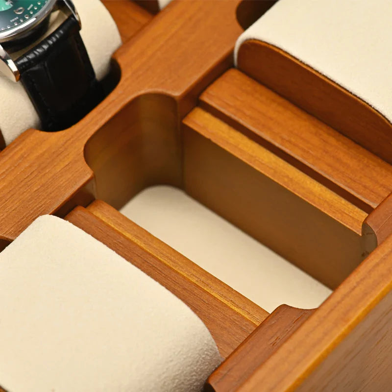 Vue rapprochée du coffret à bijoux en bois Coffret 10 Montres de Boites Lefiguet avec fentes capitonnées affichant une partie d'une montre à bracelet noir.