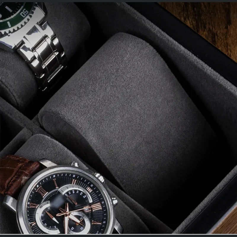 Montres de luxe rangées dans une boîte de présentation rembourrée, une sur son oreiller, une autre à ses côtés dans une Boite Pour 10 Montres en bois de Boites Lefiguet.