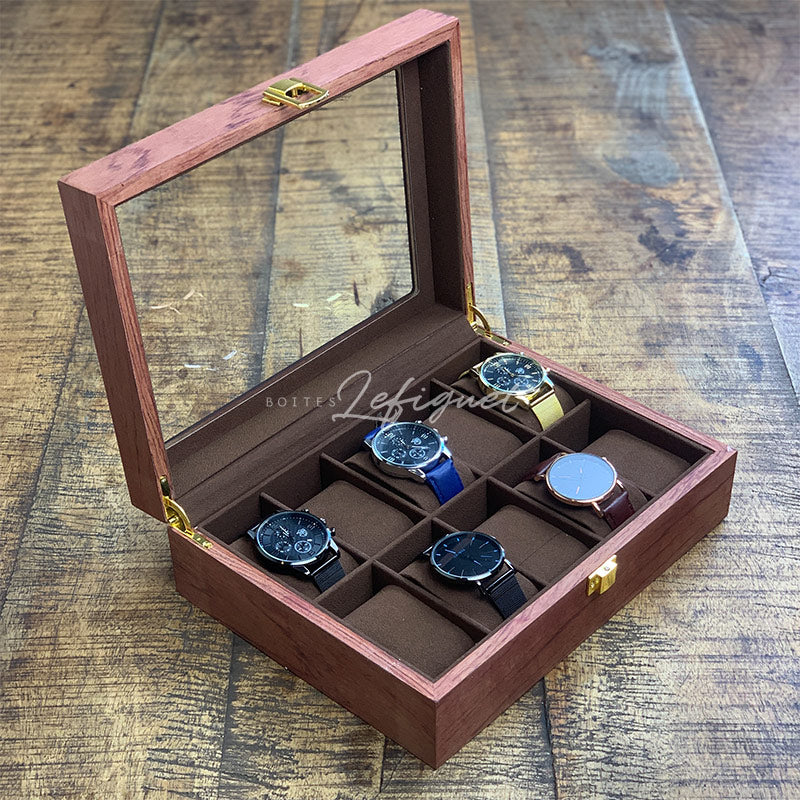 Five Boite a Montre Bois Luxueux 10 emplacements dans un coffret en bois sur une table en bois de Boites-lefiguet.com.