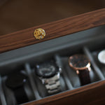 Une boîte en bois Boites Lefiguet avec plusieurs montres Boite Rangement Montre Homme Bois à l'intérieur.