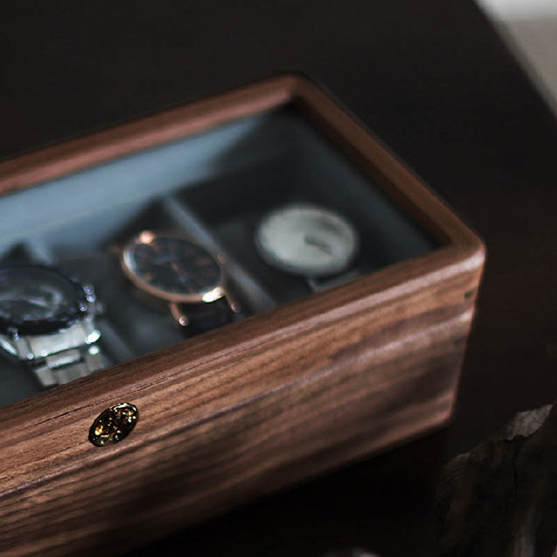 Trois Boite Rangement Montre Homme Bois par Boites Lefiguet sur une table.