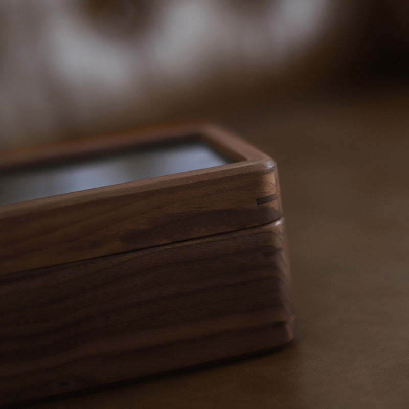 A Boites Lefiguet Boite Rangement Montre Homme Bois assis sur une table.