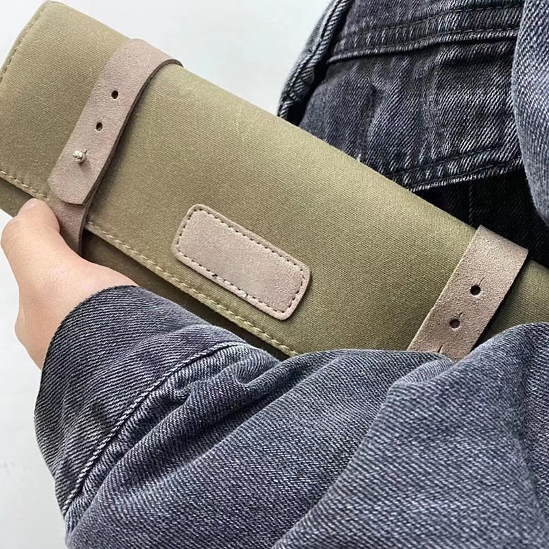 Une femme tient une Boites Lefiguet Trousse pour montre verte.