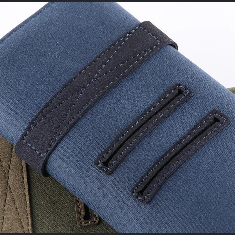 Une Trousse pour montre de Boites Lefiguet, une pochette bleue et noire avec deux sangles dessus.