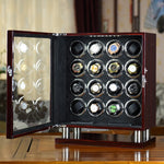 Un remontoir Montre Mécanique remontoir 16 fentes par Boites Lefiguet avec beaucoup de montres à l'intérieur.