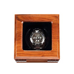 Un remontoir de montre Remontoir Montre Électrique dans une boîte en bois Boites Lefiguet.