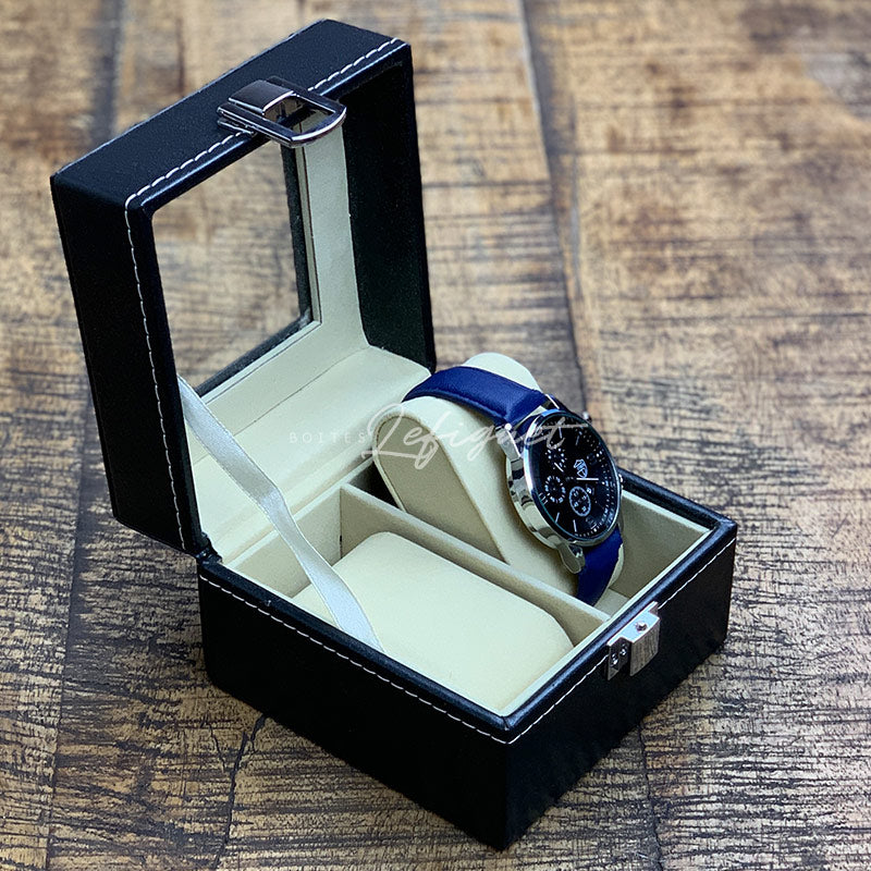 Une Boite a montre simili cuir 2 slots de Boites-lefiguet.com dans une boite noire sur une table en bois.