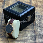 Une Boite a montre simili cuir 2 slots de Boites-lefiguet.com dans un coffret en bois avec un bracelet en cuir.