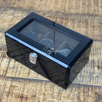 Une boîte à montres noire Boite à montres Vintage en Bois Foncé 3 fentes contenant quatre montres Boites Lefiguet.