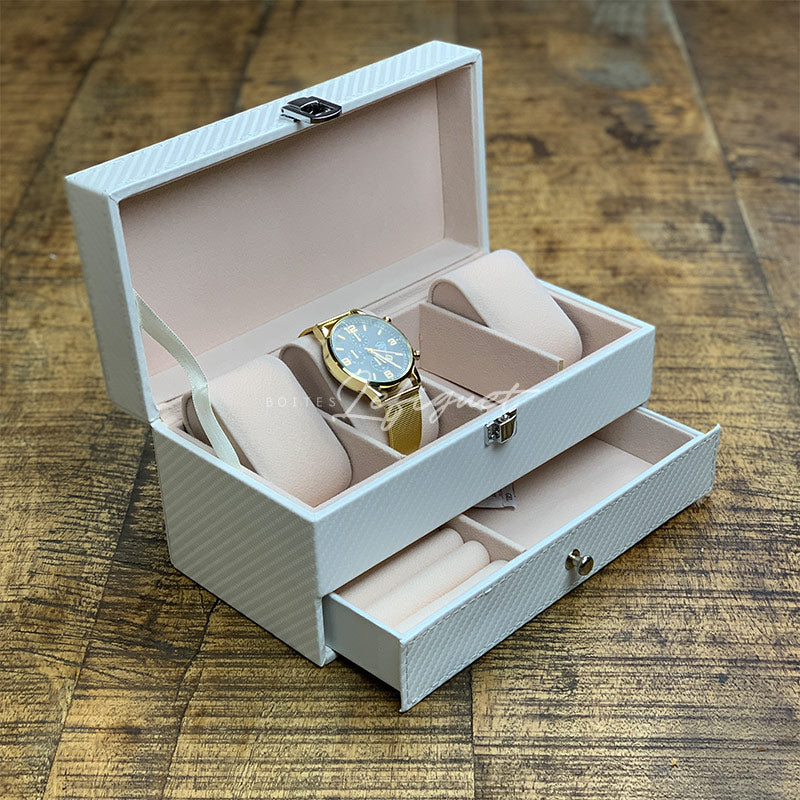 Un Coffret montre en cuir blanc de Boites-lefiguet.com avec une montre en or.