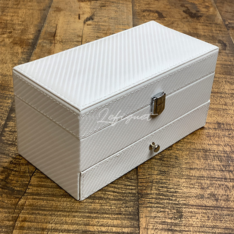 Un Coffret montre en cuir blanc de Boites-lefiguet.com sur une table en bois.