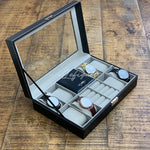 Une boîte de montre Coffret montre et bijoux en cuir 8 fentes par Boites Lefiguet sur une table en bois.