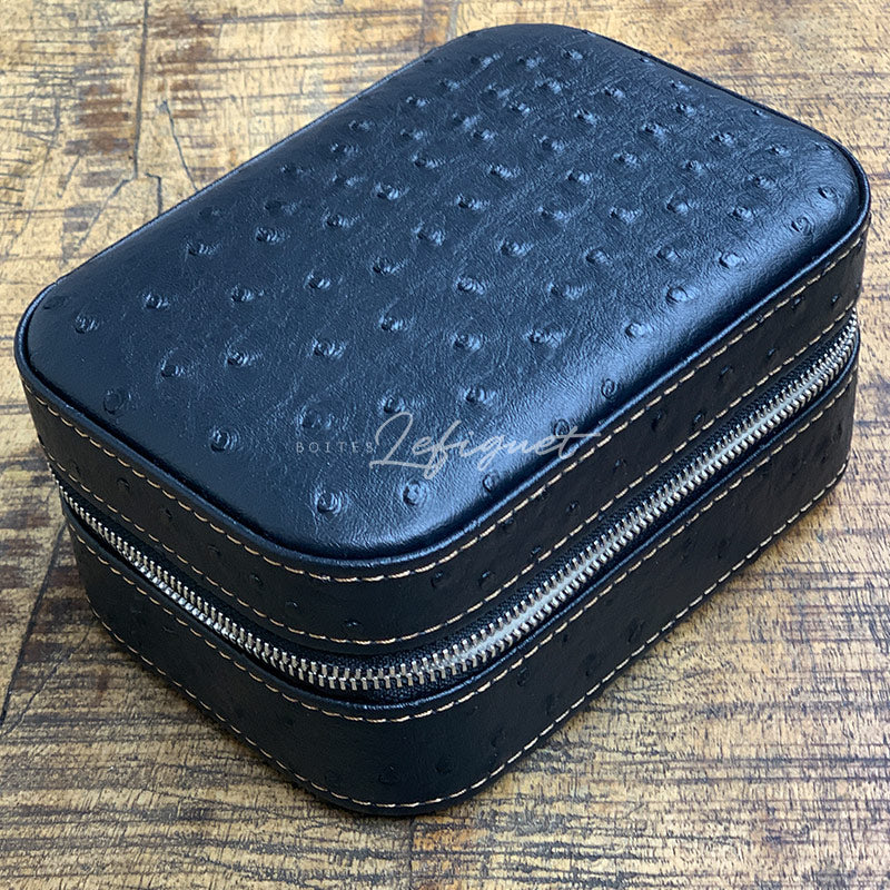 Un étui à bijoux en cuir noir motif Boitier en cuir Autruche 2 Slots avec une fermeture éclair par Boites-lefiguet.com.