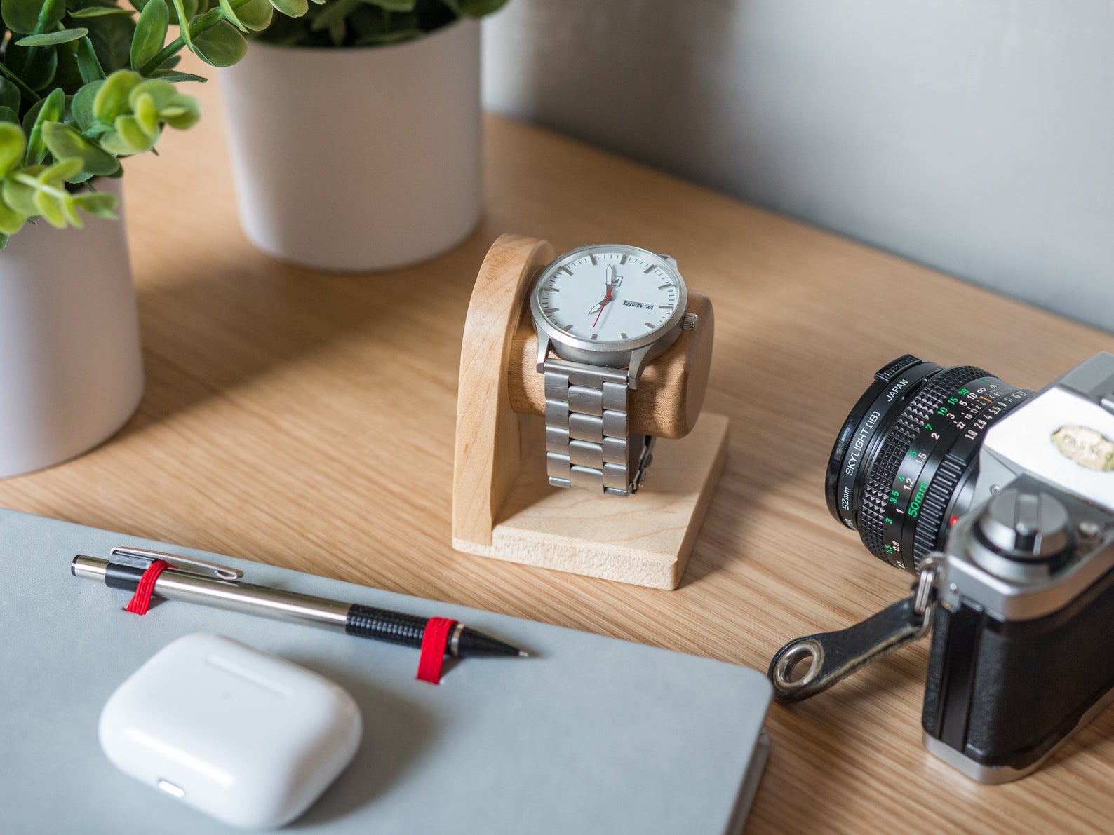 porte montre pour homme en bois clair