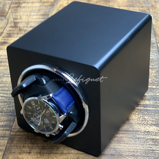 Un remontoir de montre Remontoir montre auto Coloré 1 Slots avec une montre Boites Lefiguet bleue à l'intérieur.